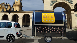 Cafe Böhnchen | Der Retroanhänger an verschiedenen bekannten Münchener Plätzen und Orten.